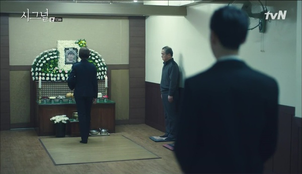 “Signal”: Liệu Lee Jae Han có cứu được người anh trai đã chết của Park Hae Young? - Ảnh 1.