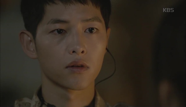 “Hậu Duệ Mặt Trời”: Vừa thoát cửa tử, Song Hye Kyo và Song Joong Ki lại xa nhau - Ảnh 1.