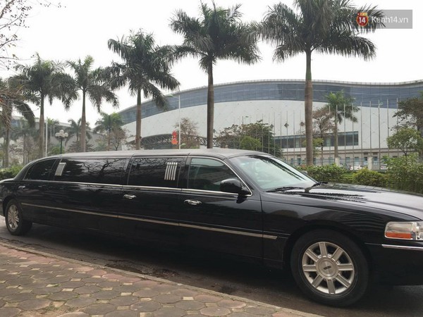 Á hậu Trà My được rước dâu bằng đoàn xe limousine hơn chục tỷ - Ảnh 1.