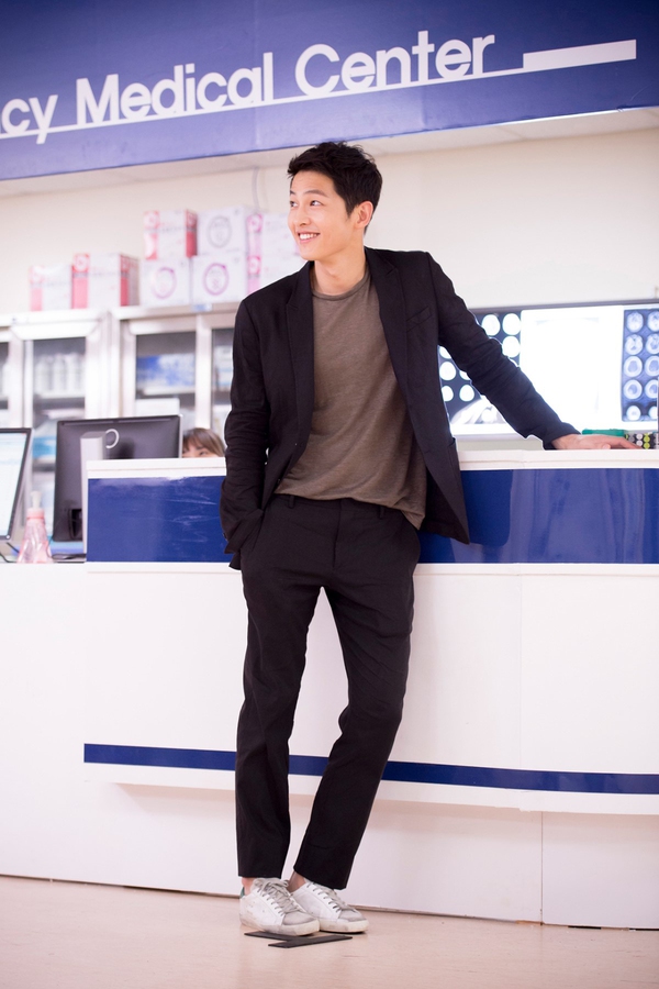 Mốt giày bẩn đã hot, nhờ Song Joong Ki nay lại càng hot hơn! - Ảnh 2.