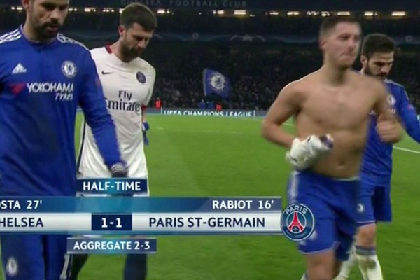 Hazard bị fan Chelsea la &oacute;, chửi rủa thậm tệ v&igrave; đổi &aacute;o với Di Maria - Ảnh 4.