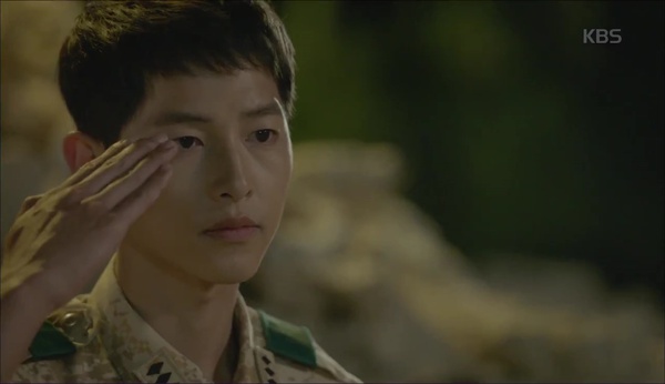 &ldquo;Hậu Duệ Mặt Trời&rdquo;: Vừa tho&aacute;t cửa tử, Song Hye Kyo v&agrave; Song Joong Ki lại xa nhau - Ảnh 4.