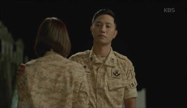 &ldquo;Hậu Duệ Mặt Trời&rdquo;: Cặp đ&ocirc;i s&oacute;ng gi&oacute; Jin Goo - Kim Ji Won cuối c&ugrave;ng cũng được đo&agrave;n tụ! - Ảnh 5.