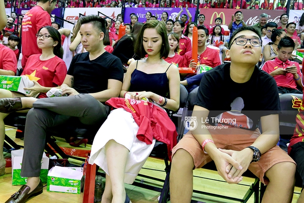 Đông Nhi và Ông Cao Thắng tình cảm khi đi xem bóng rổ - Ảnh 5.