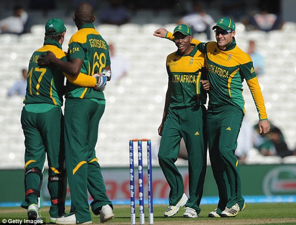 Giả h&iacute;t ma t&uacute;y, sao cricket Nam Phi bị n&eacute;m đ&aacute; dữ dội - Ảnh 4.