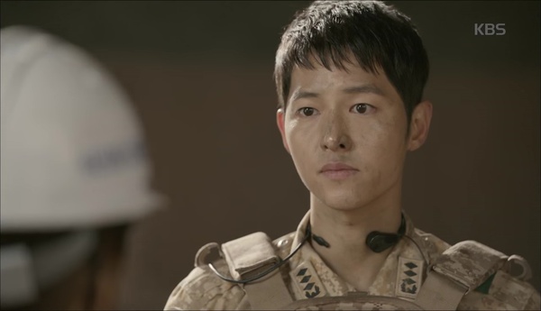 “Hậu Duệ Mặt Trời”: Tâm tư Song Hye Kyo gửi Song Joong Ki bị phát loa cho cả đại đội - Ảnh 8.