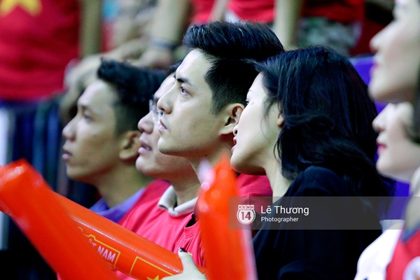Đông Nhi và Ông Cao Thắng tình cảm khi đi xem bóng rổ - Ảnh 4.