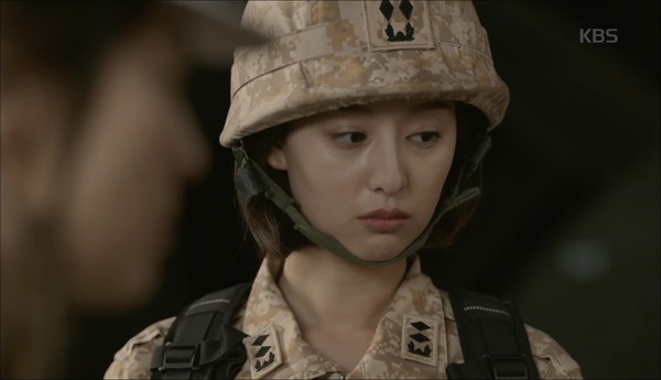 “Hậu Duệ Mặt Trời”: Tâm tư Song Hye Kyo gửi Song Joong Ki bị phát loa cho cả đại đội - Ảnh 10.