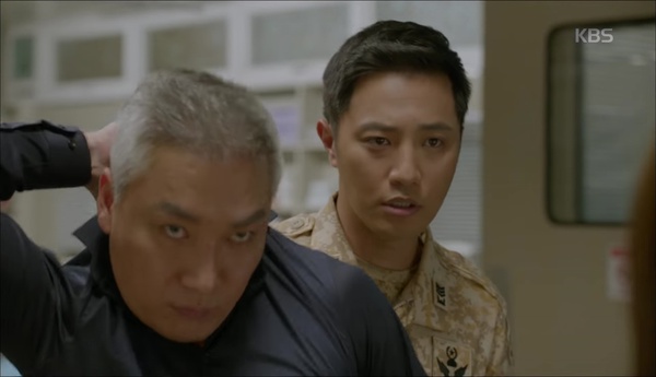 &ldquo;Hậu Duệ Mặt Trời&rdquo;: Cặp đ&ocirc;i s&oacute;ng gi&oacute; Jin Goo - Kim Ji Won cuối c&ugrave;ng cũng được đo&agrave;n tụ! - Ảnh 10.
