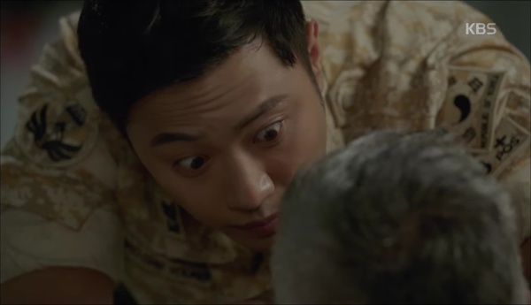 &ldquo;Hậu Duệ Mặt Trời&rdquo;: Cặp đ&ocirc;i s&oacute;ng gi&oacute; Jin Goo - Kim Ji Won cuối c&ugrave;ng cũng được đo&agrave;n tụ! - Ảnh 11.