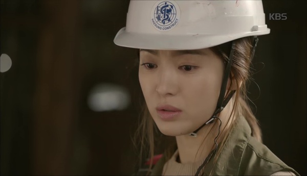 “Hậu Duệ Mặt Trời”: Tâm tư Song Hye Kyo gửi Song Joong Ki bị phát loa cho cả đại đội - Ảnh 12.