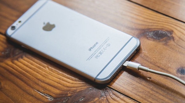 Những sai lầm khi sạc sẽ giết chết vi&ecirc;n pin smartphone - Ảnh 6.