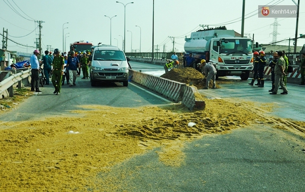 Xe cẩu đâm thủng xe bồn chở xăng, nhà chức trách phát loa cảnh báo nguy hiểm - Ảnh 2.