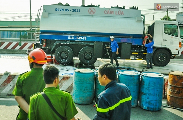 Xe cẩu đâm thủng xe bồn chở xăng, nhà chức trách phát loa cảnh báo nguy hiểm - Ảnh 3.