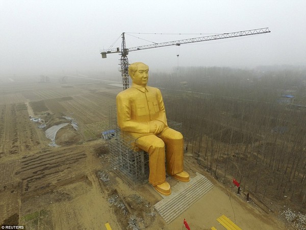 Dân Trung Quốc dựng tượng Mao Trạch Đông khổng lồ màu vàng ròng - Ảnh 9.