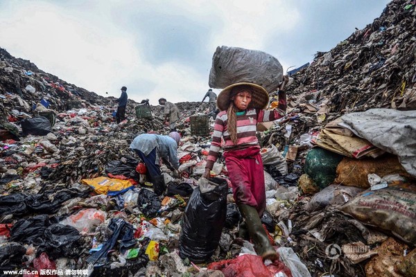 Bên trong núi rác nuôi sống 5.000 người dân nghèo Indonesia - Ảnh 2.