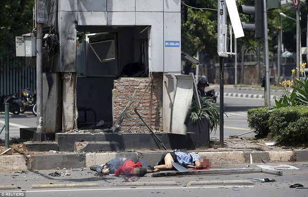 Những hình ảnh đáng sợ trong vụ đánh bom giữa thủ đô Indonesia - Ảnh 1.