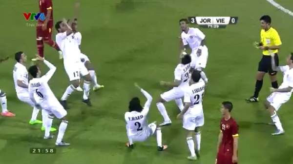 U23 Jordan ăn mừng h&agrave;i hước sau khi s&uacute;t tung lưới U23 Việt Nam - Ảnh 3.