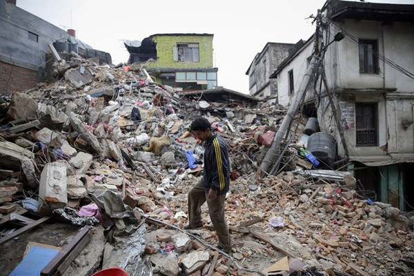 Động đất mạnh ở miền Đ&ocirc;ng Indonesia t&agrave;n ph&aacute; hơn 120 căn nh&agrave; - Ảnh 1.