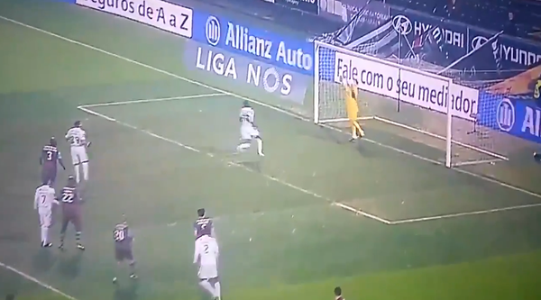 Casillas bắt hụt b&oacute;ng v&agrave; để thủng lưới như... tr&ograve; đ&ugrave;a - Ảnh 3.