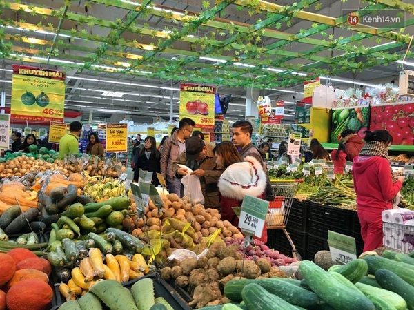 Lo sợ r&eacute;t đậm k&eacute;o d&agrave;i, người H&agrave; Nội tranh thủ đi mua thực phẩm t&iacute;ch trữ - Ảnh 8.