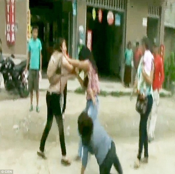 Được cả vợ v&agrave; nh&acirc;n t&igrave;nh tới thăm sau tai nạn, người đ&agrave;n &ocirc;ng lộ bộ mặt sở khanh - Ảnh 3.