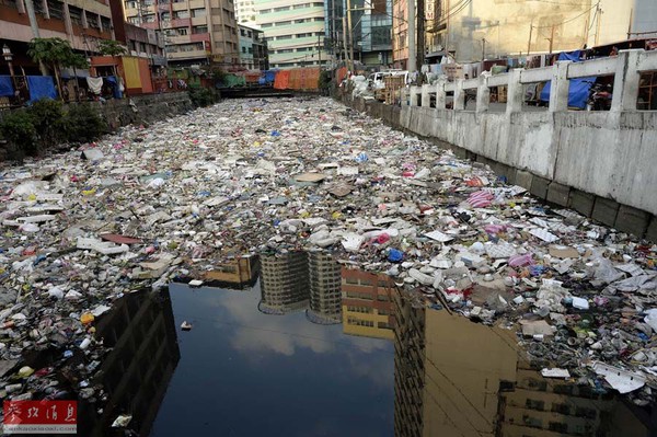 Kinh ho&agrave;ng trước những d&ograve;ng s&ocirc;ng r&aacute;c nhiều hơn nước ở Philippines - Ảnh 1.