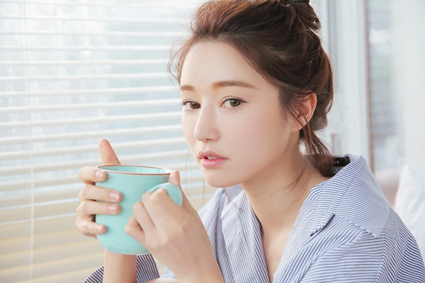 B&iacute; quyết make up cho da ẩm mướt, b&oacute;ng mịn ngay cả trong ng&agrave;y đại h&agrave;n khắc nghiệt - Ảnh 2.