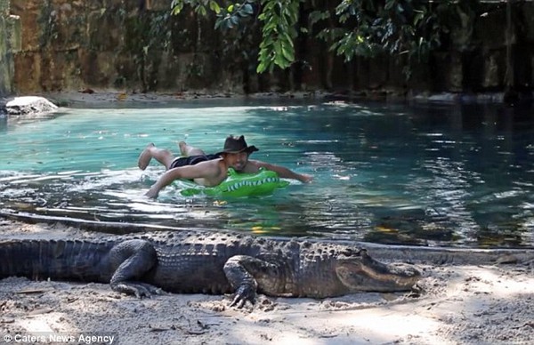 Thanh niên lầy của năm: Một mình ôm phao bơi trong hồ đầy cá sấu - Ảnh 2.
