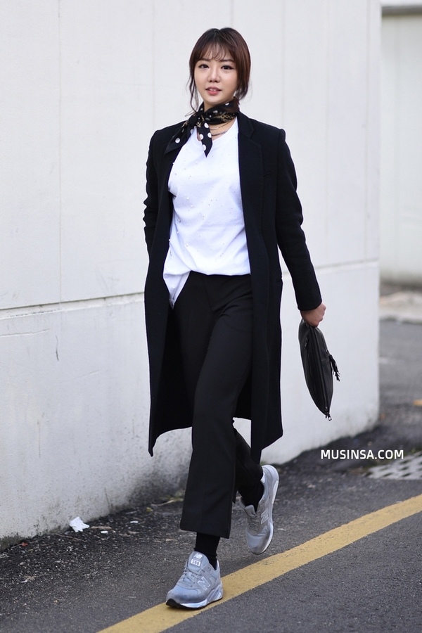 Street style thế giới: Đơn giản hay ph&aacute; c&aacute;ch đều chất m&ecirc; - Ảnh 1.