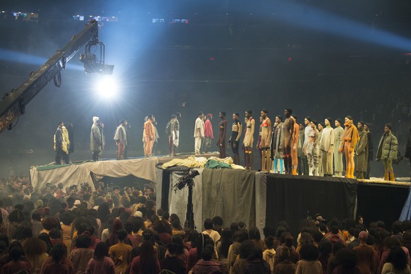 1200 mẫu phụ trong show Yeezy Season 3 phải mặc đồ secondhand thay vì đồ xịn - Ảnh 2.