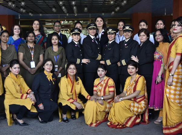 Chuyến bay có phi hành đoàn toàn nữ giới nhân ngày 8/3 - Ảnh 1.