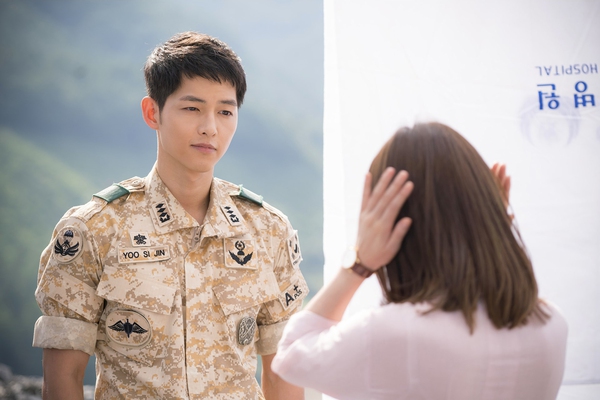 Mấu chốt phong cách giúp Song Joong Ki lột xác thành chàng quân nhân hớp hồn fan nữ - Ảnh 2.