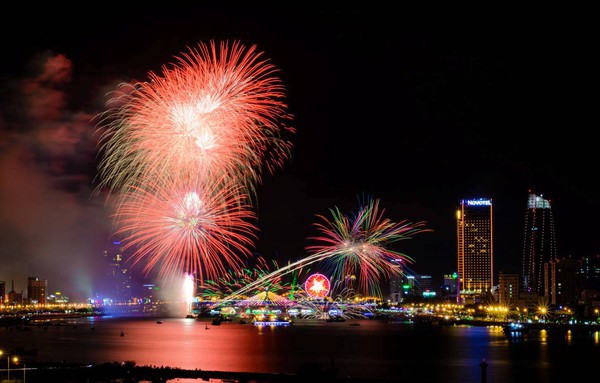 Đà Nẵng: Trình diễn pháo hoa Quốc tế trên xà lan giữa sông Hàn - Ảnh 1.