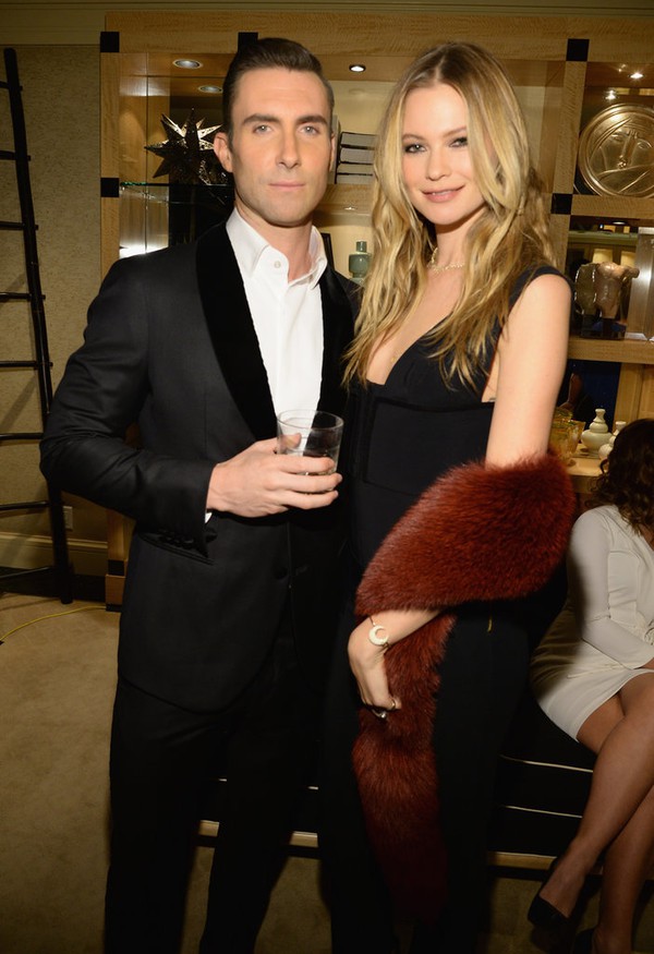Xu&yacute;t xoa với loạt khoảnh khắc thời trang đẹp như mơ của Adam Levine & Behati Prinsloo - Ảnh 1.