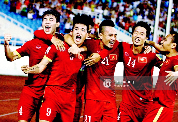 Giữa tâm bão, Công Vinh lập hat-trick cho ĐT Việt Nam - Ảnh 2.