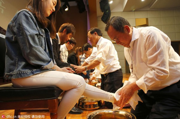 Các thầy cô ở ngôi trường từng đào tạo hàng loạt sao Hàn tận tụy rửa chân cho sinh viên - Ảnh 1.