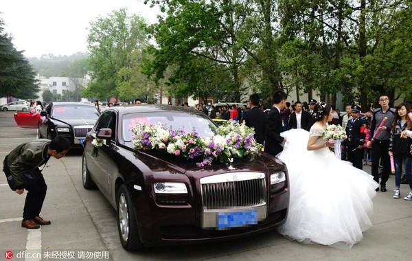 Đám cưới của công tử, tiểu thư nhà giàu với dàn siêu xe khủng - Ảnh 3.