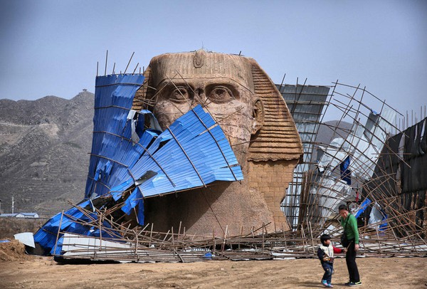 Dưới sức ép của người Ai Cập, Trung Quốc bị buộc tháo dỡ tượng nhân sư nhái khổng lồ - Ảnh 1.