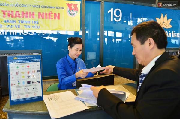 Nh&acirc;n vi&ecirc;n Vietnam Airlines mặc &aacute;o Đo&agrave;n thanh ni&ecirc;n phục vụ h&agrave;nh kh&aacute;ch trong chuyến bay ng&agrave;y 26/3 - Ảnh 1.