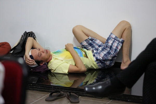 Hoài Linh kiệt sức, nằm ngủ vật vờ ở phim trường - Ảnh 2.