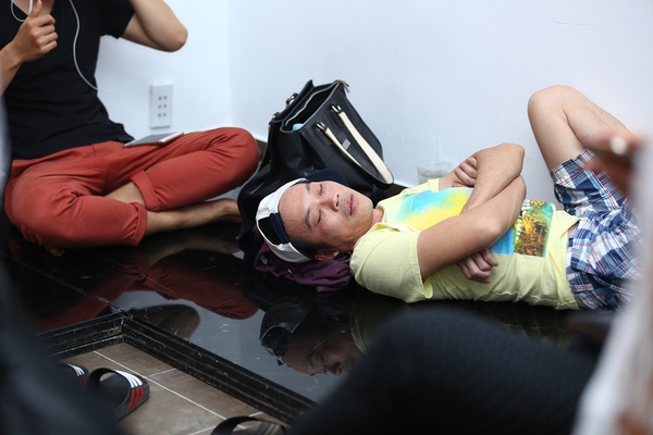 Hoài Linh kiệt sức, nằm ngủ vật vờ ở phim trường - Ảnh 3.
