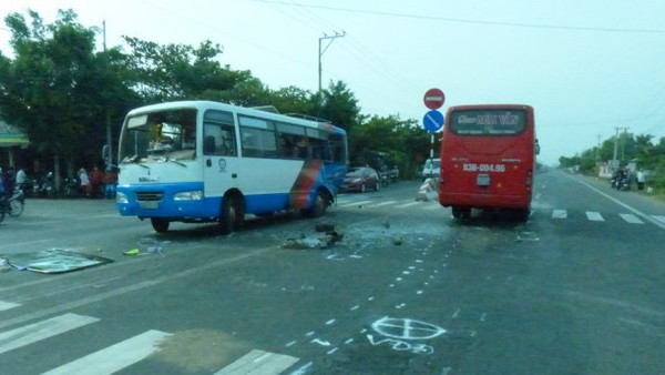 Đi ch&ugrave;a, 14 người trong x&oacute;m bị xe t&ocirc;ng thương vong - Ảnh 1.
