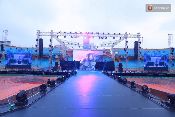 Sơn T&ugrave;ng căng thẳng, lạnh l&ugrave;ng trong hậu trường liveshow ở H&agrave; Nội - Ảnh 21.