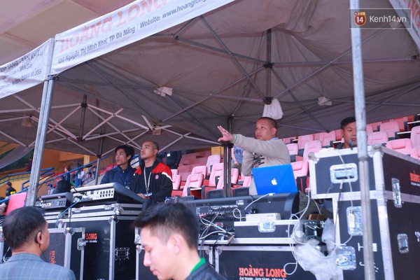 Sơn T&ugrave;ng căng thẳng, lạnh l&ugrave;ng trong hậu trường liveshow ở H&agrave; Nội - Ảnh 23.