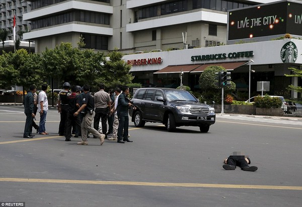 Những hình ảnh đáng sợ trong vụ đánh bom giữa thủ đô Indonesia - Ảnh 10.