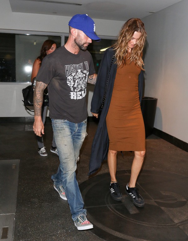 Xu&yacute;t xoa với loạt khoảnh khắc thời trang đẹp như mơ của Adam Levine & Behati Prinsloo - Ảnh 11.