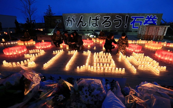 Người dân Nhật Bản cùng nắm tay tưởng niệm các nạn nhân thảm họa động đất sóng thần - Ảnh 9.