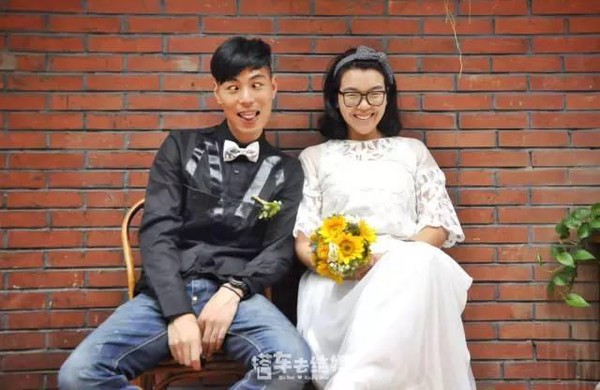 Cặp đôi trẻ cùng xin nghỉ việc để có thời gian đi chụp ảnh cưới vòng quanh Trung Quốc - Ảnh 1.