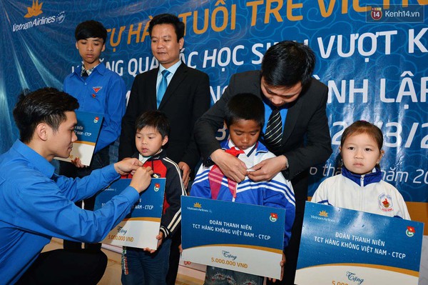 Nh&acirc;n vi&ecirc;n Vietnam Airlines mặc &aacute;o Đo&agrave;n thanh ni&ecirc;n phục vụ h&agrave;nh kh&aacute;ch trong chuyến bay ng&agrave;y 26/3 - Ảnh 8.
